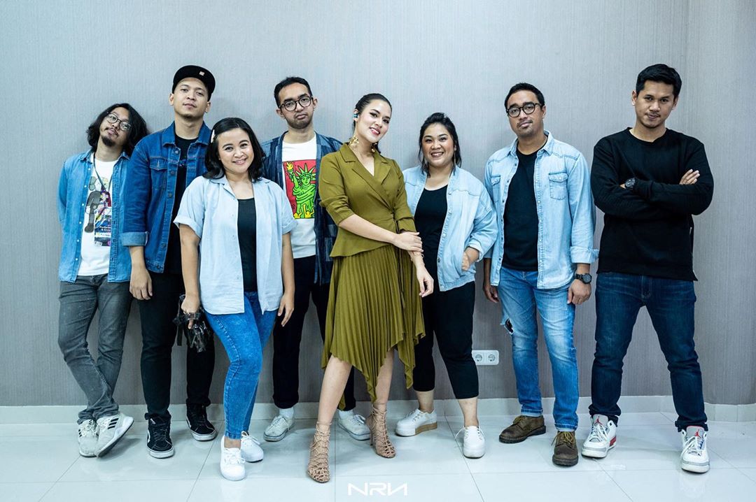 Haris berfoto di belakang panggung sebelum penampilan Raisa di Jazz Goes to Campus 2019